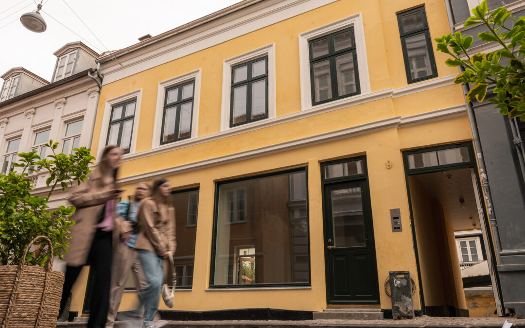 Unik Aarhus-bygning får specialfremstillede døre og vinduer